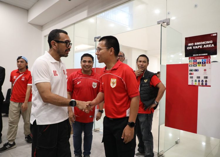 Exco PSSI Arya Sinulingga (kiri) saat memberikan apresiasi kepada General Manajer PLN UID Sumatera Utara,Ahmad Syauki  (kanan) atas dukungan kelistrikan andal  Piala Kemerdekaan  2025.(Satunusantata news/HO-Humas PLN UID Sumut)