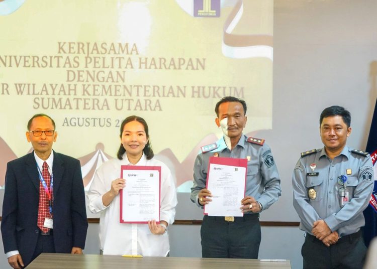 Kakanwil Kemenkum Sumut, Ignatius Mangantar Tua Silalahi (dua kanan) saat memperlihatkan Nota Kesepahaman dengan Universitas Pelita Harapan Medan.(Satunusantara news/HO-Kanwil Kemenkum Sumut).