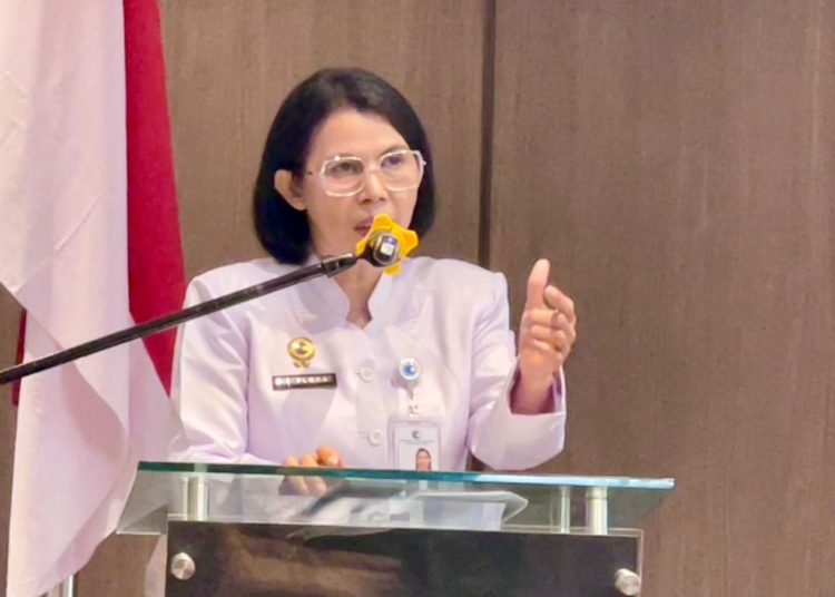 Kakanwil KemenHAM Sumut  Dr. Flora Nainggolan, saat menyampaikan  ceramah  Penguatan Kapasitas HAM bagi masyarakat di Hotel Grand Mercure Medan.(Satunusantara news/HO-KanwilHAM Sumut).