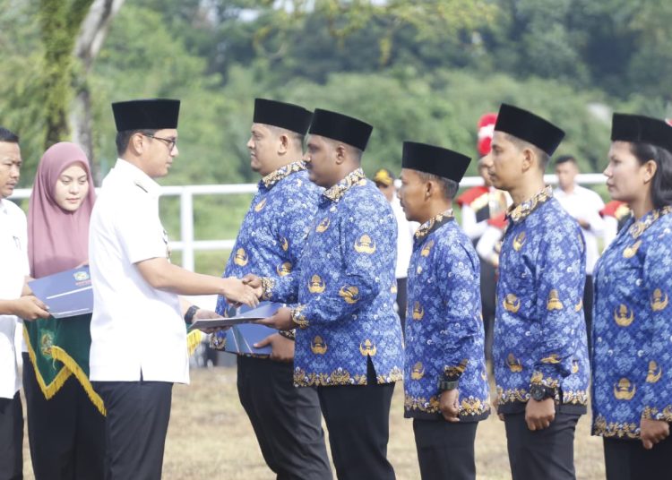 Wali kota Medan Rico Tri Putra Bayu Waas (kiri) saat  menyerahkan SK PPPK Tahap I TA 2024 di lingkungan Pemko Medan.(Satunusantara news/HO-Dinaskominfo Medan).