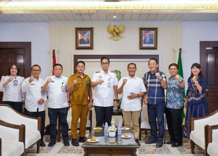 Wali kota Medan, Rico Tri Putra Bayu Waas tengah) saat foto bersama dengan  Keuskupan Agung Medan di Balai Kota.(Satunusantara news/HO-Diskominfo Medan).