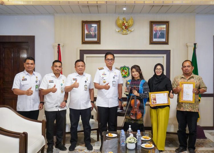 Wali kota Medan, Rico Tri Putra Bayu Waas (tengah) saat foto bersama dengan  Qiara Asqa, peraih Gold Award Kategori Musik dalam ajang Asia All Festival di Korea.(Satunusantara news/HO-Diskominfo Medan).