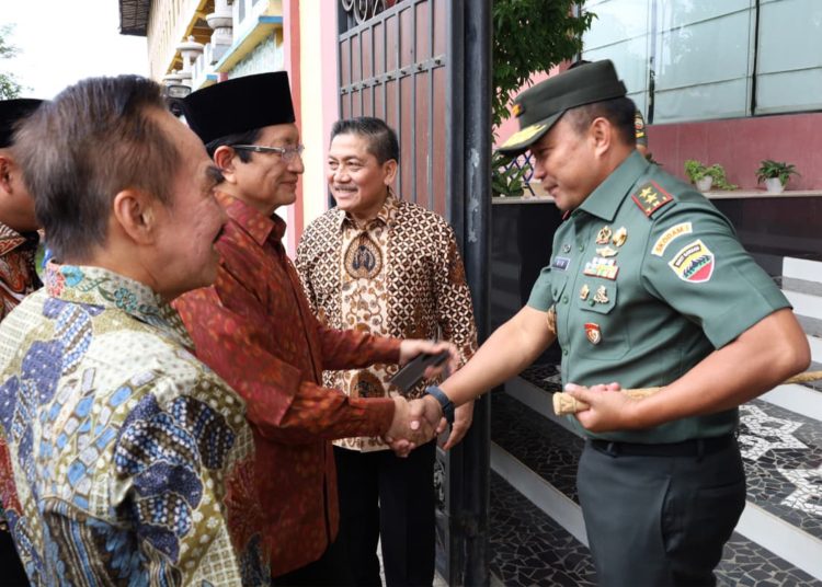 Pangdam I/BB  Mayjen TNI Rio Firdianto (kanan) saat bersalaman dengan Menteri Agama RI  KH Nasaruddin Umar.(Satunusantara news/HO-Pendam I/BB).
