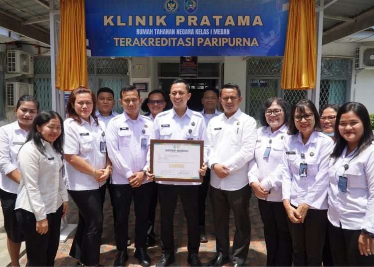 Kepala Rutan Kelas I Medan, Andi Surya (tengah) menerima sertifikat Akreditasi Paripurna  Klinik Pratama Rutan Kelas I Medan.(Satunusantara news/HO-Rutan Kelas I Medan).