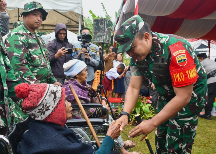 Pangdam I/BB Mayjen TNI Rio Firdianto (kanan) saat bersalaman  dengan warga pada penutupan program TMMD ke-125 di Lapangan Micky Holiday, Berastagi, Kabupaten Karo. (Satunusantara news/HO-PendamI/BB).