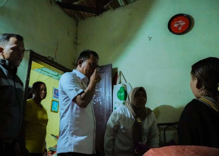 Wakil wali kota Medan, Zakiyuddin Harahap (tengah) saat mendatangi rumah anak yang menjadi korban kekerasan dan pelecehan seksual di Jalan Menteng Medan.(Satunusantara news/HO-Diskominfo Medan)