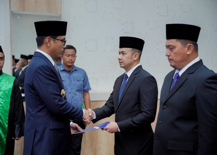 Wali kota Medan Rico Tri Putra Bayu Waas (kiri) saat menyerahkan SK kepada salah seorang Pejabat Pimpinan Tinggi Pratama yang dilantik.(Satunusantara news/HO-Diskominfo Medan).