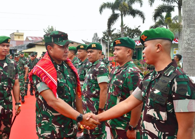 Pangdam I/BB  Mayjen TNI Rio Firdianto( (kiri) saat bersalaman dengan prajurit Yonif 125/Si’mbisa di Kabanjahe.(Satunusantara news/HO-Pendam I/BB)