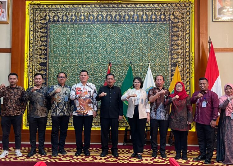 Kakanwil KemenHAM Sumut-Kepri, Flora Nainggolan (lima kanan) foto bersama dengan Gubernur Kepri Ansar Ahmad (enam kiri) di  Gedung Daerah Tanjungpinang.(Satunusantara news/Kanwil KemenHAM Sumut).