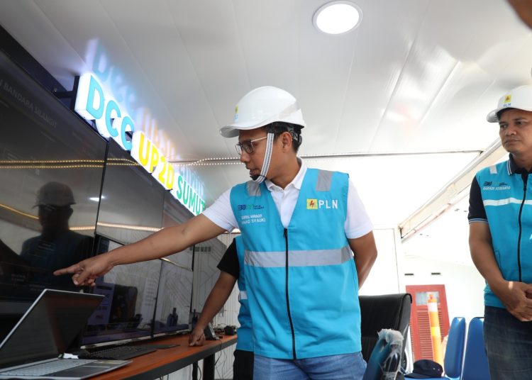 General Manajer PLN UID Sumatera Utara, Ahmad Syaukani, saat memantau langsung keseimbangan beban dari DCC Mobile yang dipasang di lokasi  pelaksanaan F1H20.(Satunusantara news/HO-Humas PLN UID Sumut).