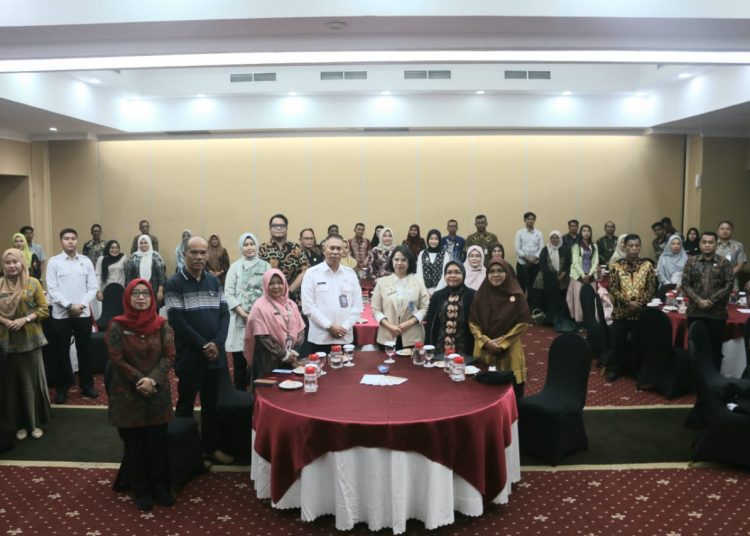 Kakanwil KemenHAM Sumut-Kepri, Flora Nainggolan (tiga kanan) saat acara Penguatan Kapasita HAM bagi aparatur negara di Hotel Aston, Tanjungpinang, Kepulauan Riau.(Satunusantara news/HO-Kanwil KemenHAM Sumut)