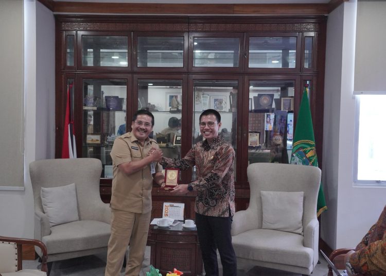 General Manajer PLN UID Sumut, Ahmad Syauki (kanan) saat menerima cendramata dari Sekdaprov Sumut  Togap Simangunsong ,di Kantor Gubernur Sumut.(Satunusantara news/HO-Humas PLN UID Sumut)
