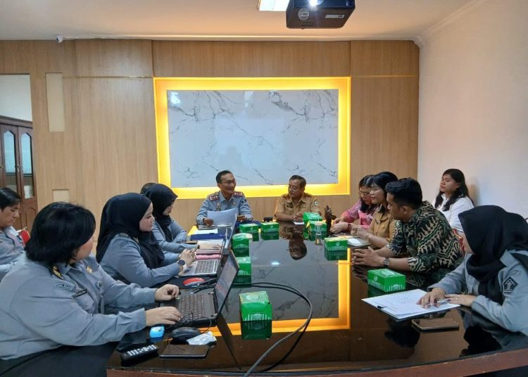Kakanwil Kemenkum Sumut Ignatius Mangantar Tua Silalahi (tengah) saat memimpin rapat harmonisasi Rancangan Peraturan Wali Kota Pematangsiantar tentang Penyelenggaraan Koperasi Kelurahan Merah Putih di Ruang Rapat Lantai 3 Kanwil Kemenkum Sumut (Satunusantara news/HO-Kanwil Kemenkum Sumut).
