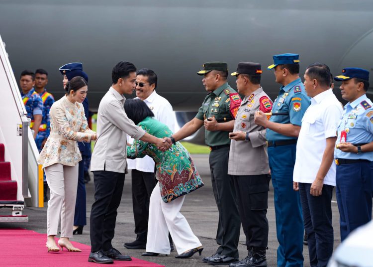 Wakil Presiden RI Gibran Rakabuming Raka (kiri) saat disambut oleh Pangdam I/BB Mayjen TNI Rio Firdianto.(Satunusantara news/HO-Pendam I/BB).