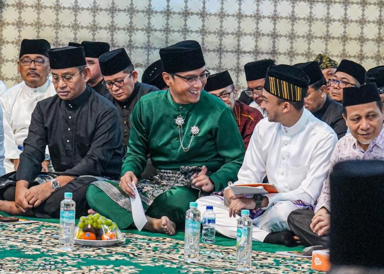 Wali kota Medan, Rico Tri Putra Bayu Waas (tengah) saat menghadiri Kenduri Diraja Negeri Deli di Masjid Raya Al-Mashun.(Satunusantara news/HO-Diskominfo Medan).
