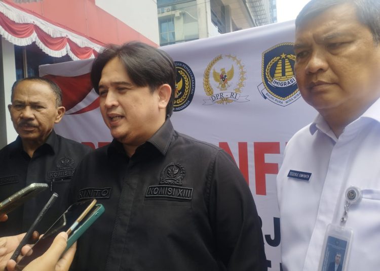 Wakil Ketua Komisi XIII DPR RI Rinto Subekti, menjawab wartawan, usai melakukan kunjungan kerja spesifik ke kantor Wilayah Ditjend Imigrasi Sumut.(Satunusantara news/Munawar)