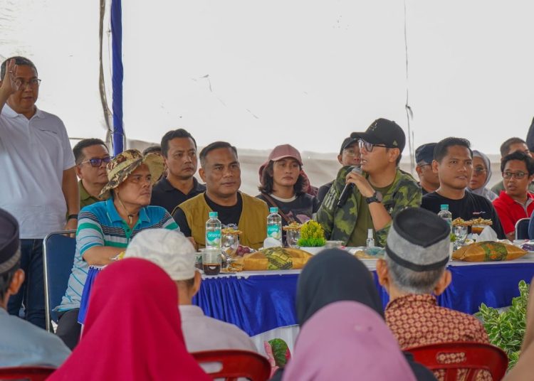 Wali kota Medan Rico Tri Putra Bayu Waas (dua kanan) saat dialog dengan  jamaah Musala Ar Royan, Kelurahan Terjun, Kecamatan Medan Marelan, Kota MedaN.(Satunusantara news/HO-Diskominfo Medan).