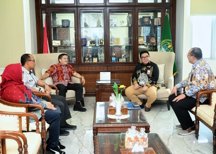 Sekdaprov Sumut Togap Simangunsong  (tengah) saat menerima kunjungan Kepala BKN Regional VI Medan, Janry Haposan UP Simanungkalit, di Ruang Kerja Sekdaprov, Kantor Gubernur Sumut.(Satunusantara news/HO-Diskominfo Sumut)