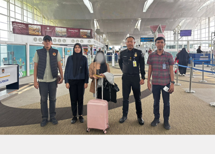 Kantor Imigrasi Kelas I Khusus TPI Medan mendeportasi warga negara Filipina,  AJA (melalui Bandara Internasional Kualanamu, Deli Serdang.(Satunusantara news/HO-Kanwil Ditjen Imigrasi Sumut).