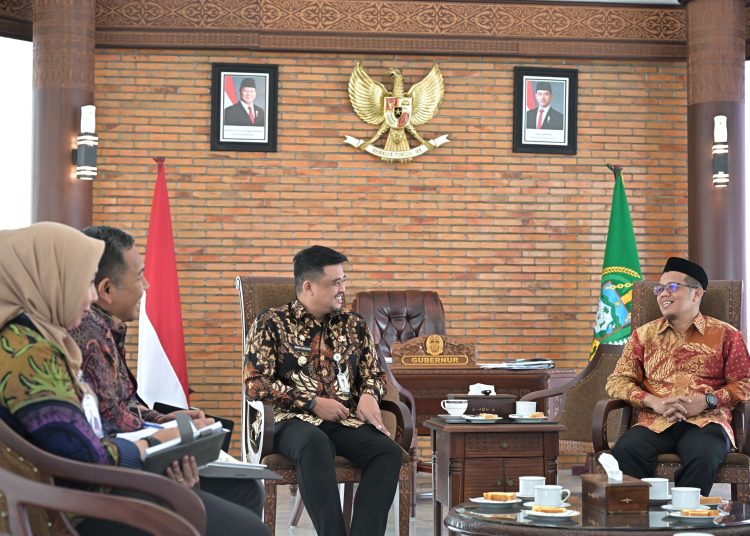 Gubernur Sumut Muhammad Bobby Afif Nasution (tengah) saat menerima audiensi Dewan Pengurus PKS Sumut di Anjungan Lantai 9, Kantor Gubernur Sumut.(Satunusantara news/HO-Diskominfo Sumut).