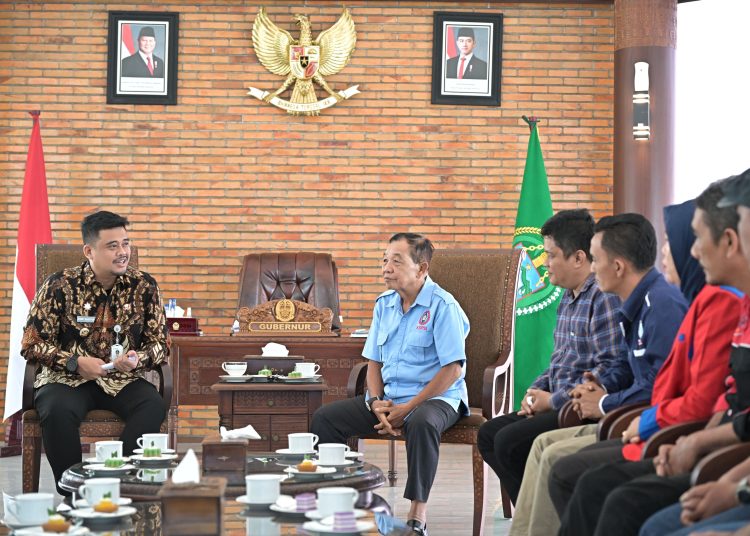 Gubernur Sumut  Utara Muhamamd Bobby Afif Nasution (kiri) saat bertemu dengan Pengurus Asosiasi Gerak Buruh untuk Sumut, dan membahas tindak lanjut pertemuan sebelumnya,dalam rangka mensejahterakan para buruh di Anjungan Lantai 9, Kantor Gubernur Sumut.(Satunusantara news/HO-Diskominfo Sumut).