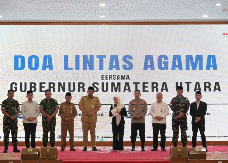 Gubernur Sumut  Bobby Nasution (tengah) pada  acara ‘Doa Lintas Agama bersama Gubernur Sumut’ di Aula Tengku Rizal Nurdin, Rumah Dinas Gubernur di Medan.(Satunusantara news/HO-Diskominfo Sumut)