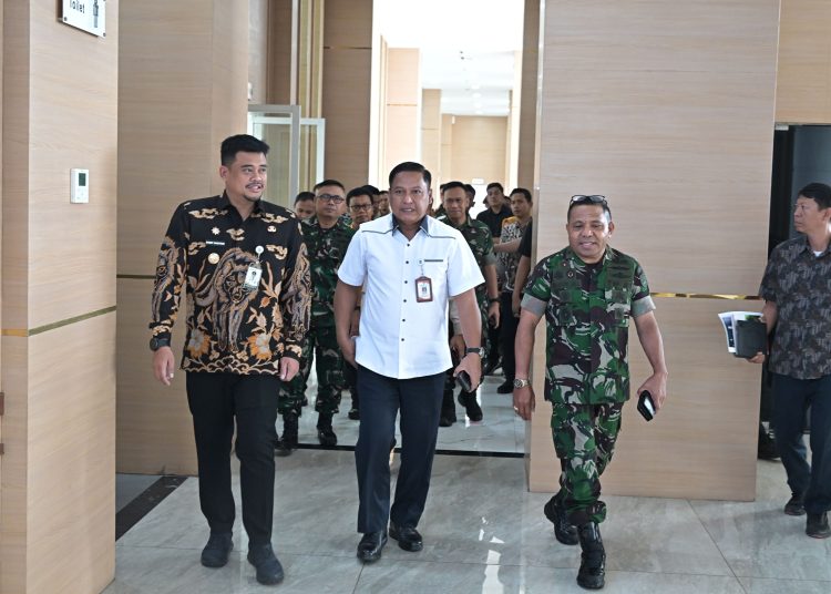 Gubernur Sumut Muhammad Bobby Afif Nasution (kiri) bersama Tim Kemendagri pada acara Asistensi, Monitoring dan Evaluasi Pasca Aksi Unjuk Rasa di Beberapa Daerah, yang diselenggarakan di Anjungan Lantai 9, Kantor Gubernur Sumut.(Satunusantara news/HO-Diskominfo Sumut).