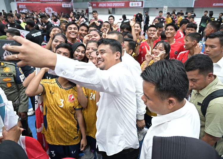 Gubernur Sumut Muhammad Bobby Afif Nasution (tengah) saat  menghadiri Kerjurda Bola Tangan Provinsi Sumut 2025 di GOR Futsal Dispora Sumut.(Satunusantara news/HO-Diskominfo Sumut).