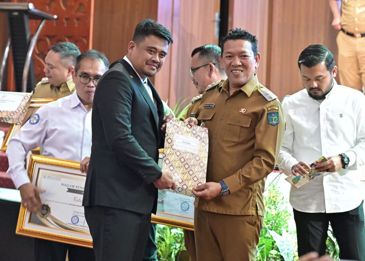 Gubernur Bobby Nasution (kiri)  pada launching UHC Prioritas di Graha Bhineka Perkasa Jaya, Lubukpakam, Kabupaten Deliserdang.(Satunusantara news/HO-Diskominfo Sumut).