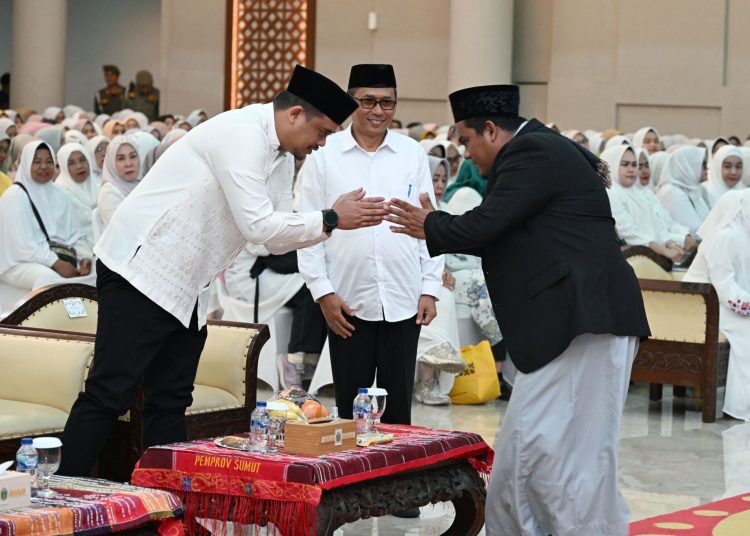 Gubernur Sumut Bobby Nasution (kiri) saat menghadiiri Maulid Nabi di lingkungan Pemprov Sumut di kantor Gubernur Sumut.(Satunusantara news/HO-Diskominfo Sumut).