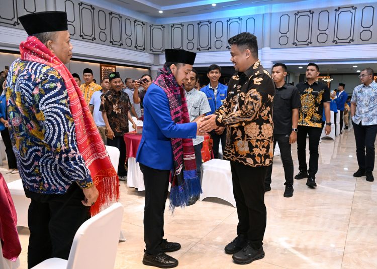 Gubernur Sumut  Bobby Nasution (kanan) saat   menghadiri pelantikan PKC PMII Sumut Masa Khidmat 2025–2027,  di Aula Raja Inal Siregar, Kantor Gubernur Sumut.(Satunusantara news/HO-Diskominfo Sumut).