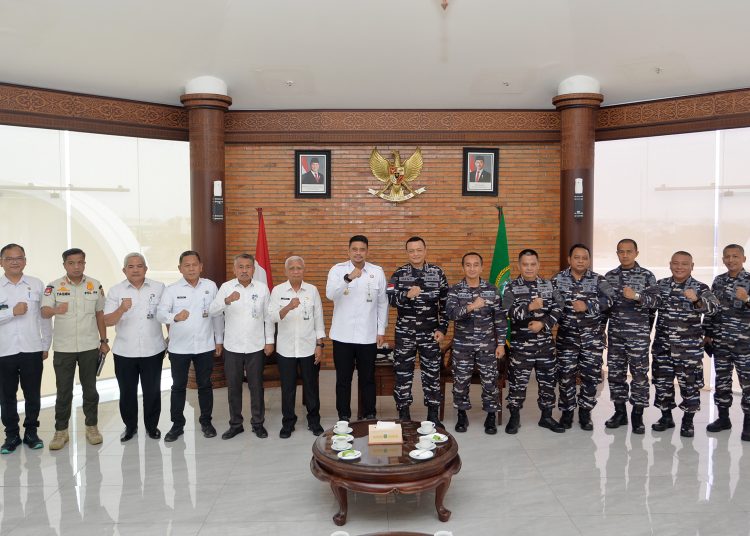 Gubernur Sumut Muhamamd Bobby Afif Nasution, saat foto bersama dengan  Komandan Komando Daerah TNI AL Laksamana Muda TNI Deny Septiana di anjungan lantai 9 Kantor Gubernur.(Satunusantara news/HO-Diskominfo Sumut).