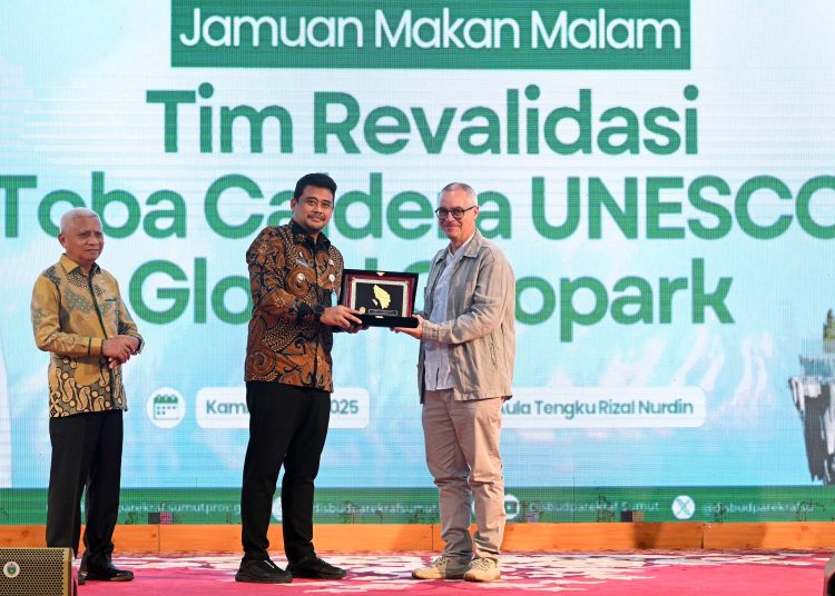 Gubernur Sumut, Bobby Nasution (kiri) saat menyerahkan cendramata kepada  Asesor UNESCO.(Satunusantara news/HO-Diskominfo Sumut).