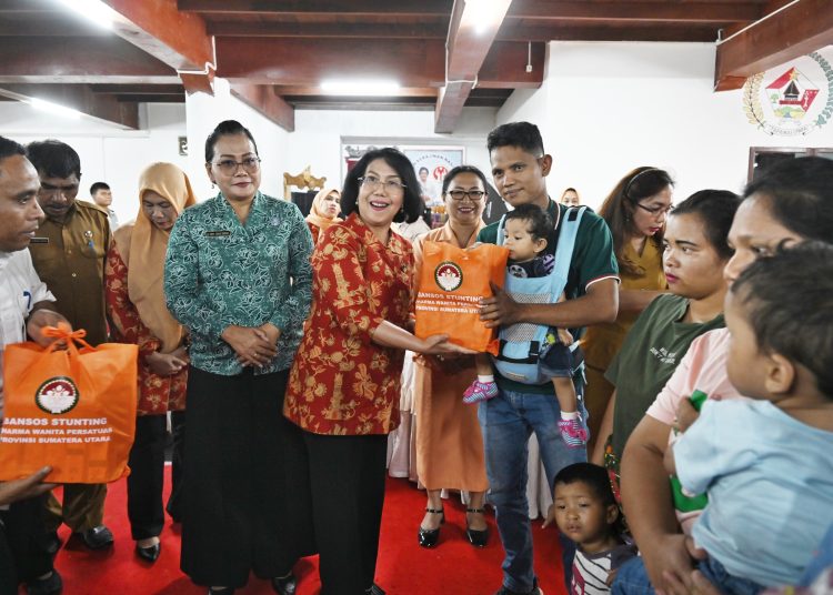 Ketua DWP Provinsi Sumut Dita Togap Simangunsong, saat Kunker  Sosialisasi AD/ART dan Pemberian Bantuan Sosial Pencegahan Stunting di Gedung UMKM, Tarutung.(Satunusantara news/HO-Diskominfo Sumut)