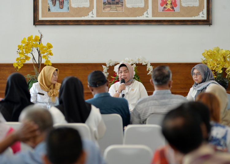 Kepala Dinas Tenaga Kerja Sumut Yuliani Siregar (dua kanan) ,pada temu pers diselenggarakan Dinas Kominfo Sumut, di Kantor Gubernur Sumut.(Satunusantara news/HO-Diskominfo Sumut).