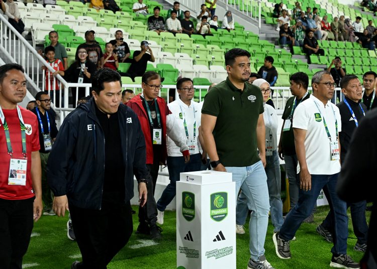 Gubernur Sumut  Bobby Nasution (kanan) bersama Ketua PSSI Erick Thohir (kiri) pada  Pegadaian Championship 2025/2026  di Stadion Utama Sumut.(Satunusantara news/HO-Diskominfo Sumut).