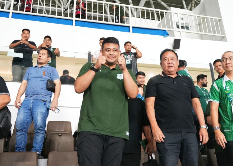Gubernur Sumut  Muhammad Bobby Afif Nasution (tengah) saat menonton pertandingan PSMS lawan Sumsel United di Stadion Utama Sumut, Kabupaten Deliserdang.(Satunusantara news/HO-Diskominfo Sumut).