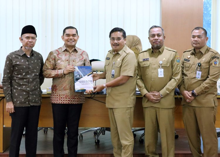 Sekdaprov Sumut, Togap Simangunsong (dua kanan) saat menyerahkan Rancangan KUA dan PPAS Perubahan APBD Provinsi Sumut Tahun Anggaran 2025, kepada Banggar DPRD Sumut.(Satunusantara news/HO-Diskominfo Sumut)