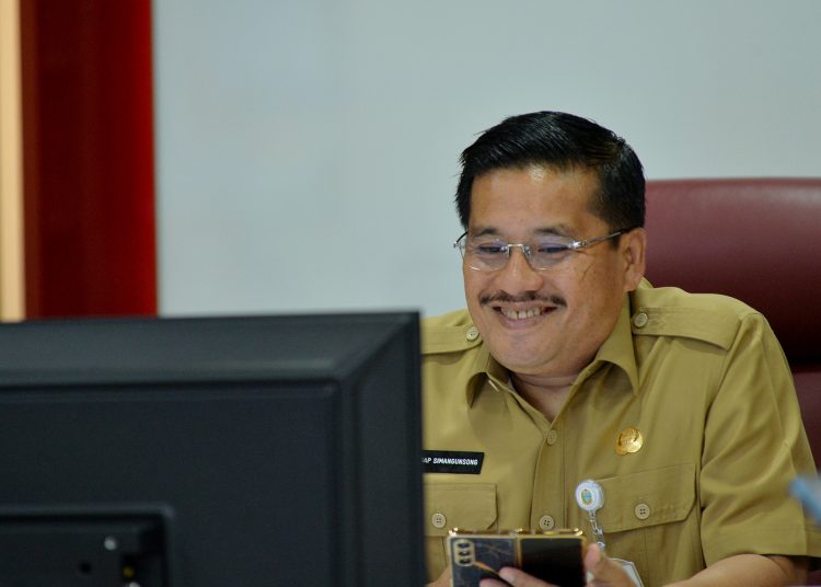 Sekdaprov Sumut, Togap Simangunsong, Rakor dengan Mendagri secara virtual di Ruang Command Center, Lantai 6 Kantor Gubernur Sumut.(Satunusantara news/HO-Diskominfo Sumut)