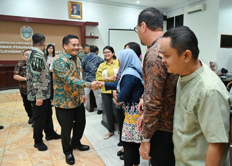 Sekdaprov Sumut,  Togap Simangunsong (kiri) berkunjung ke Dinas Penanaman Modal dan Pelayanan Terpadu Satu Pintu (PMPTSP) Sumut.(Satunusantara news/HO-Diskominfo Sumut).