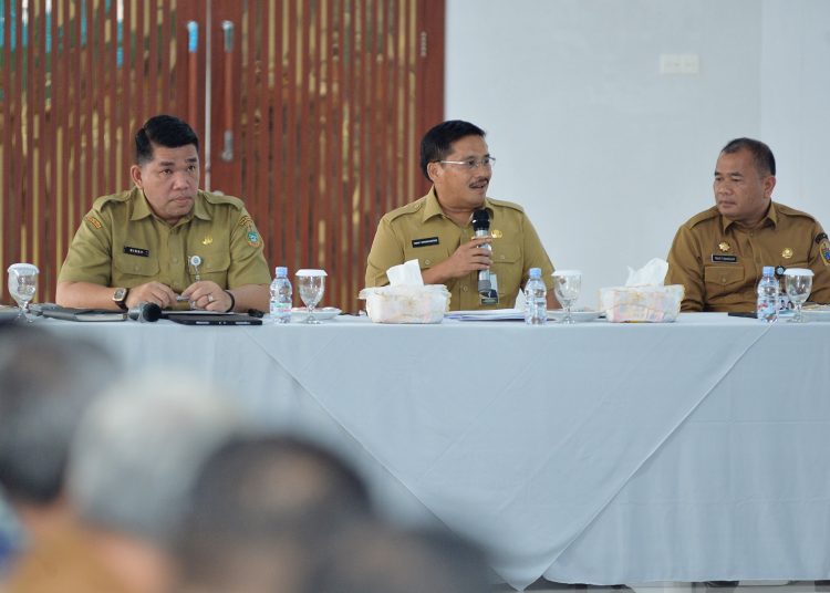 Sekdaprov Sumut  Togap Simangunsong (tengah) saat memimpin rapat lanjutan percepatan realisasi anggaran dan penanganan laju inflasi bersama Sekda Kabupaten/Kota se-Sumut, di Aula Gedung Bina Graha Bappelitbang Sumut.(Satunusantara news/HO-Diskominfo Sumut)