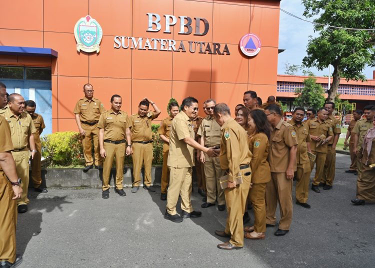 Sekdaprov Sumut Togap Simangunsong (tengah) saat  berkunjung ke Kantor BPBD Sumut, di Jalan Medan - Binjai Kabupaten Deliserdang.(Satunusantara news/HO-Diskominfo Sumut).
