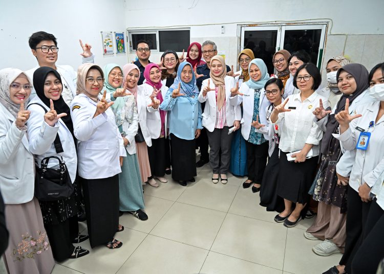 Staf Ahli I TP PKK Provinsi Sumut Titiek Sugiharti  (tengah) saat meninjau kolaborasi dengan Dinas Kesehatan Sumut dan Universitas Sumatera Utara (USU), melaksanakan program Imunisasi Zero Dose.(Satunusantara news/HO-Diskominfo Sumut)
Kegiatan ini be kegiatan tersebut, dan mengajak