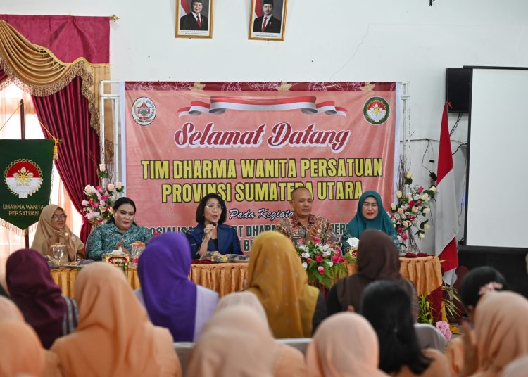 Ketua DWP Provinsi Sumut Dita Togap Simangunsong (dua kiri) saat  menyampaikan sosialisasi di Kantor TP-PKK Kabupaten Tapteng di Pandan.(Satunusantara news/HO-Diskominfo Sumut).