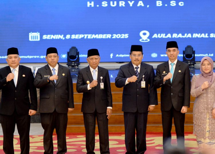 Wagub Sumut, Surya (dua kiri) foto bersama usai melantik pejabat pimpinan tinggi pratama dan pejabat administrator di  lingkungan Pemprov Sumut.(Satunusantara news/HO-Diskominf Sumut). yang dilantik ant