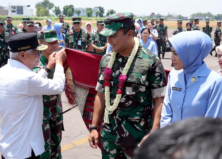 Wagub Sumut Surya, saat mengulosi Marsekal TNI M Tonny Harjonodi Lanud Medan.(Satunusantara news/HO-Diskominfo Sumut).