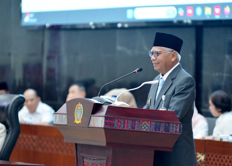 Wagub Sumut Surya, saat membacakan Nota Jawaban Gubernur Sumut atas Pandangan Umum Fraksi-Fraksi DPRD Sumut terhadap Ranperda Perubahan APBD Tahun Anggaran 2025, dalam Rapat Paripurna di Gedung Dewan.(Satunusantara news/HO-Diskominfo Sumu).