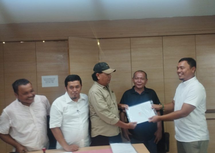 Syaifullah, Calon Ketua Forum Wartawan Pemprov (FWP) Sumut (kanan) saat menyerahkan surat pendaftaran dan diteriama langsung oleh Ketua Panitia Pelaksana Pemilihan Calon Ketua FWP Sumut, Charles Daulay di Press Room Kantor Gubernur Sumut.(Satunusantara news/Munawar)