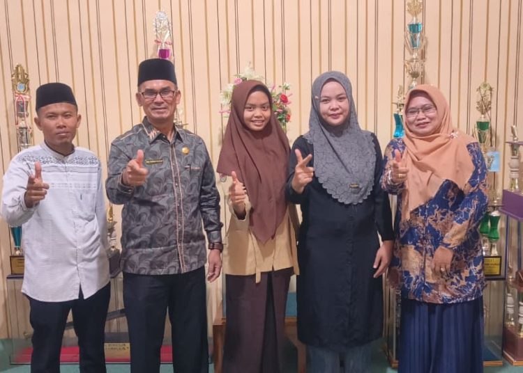 Fira Syahqil (tengah)  siswi MAN 2 Deli Serdang, ikuti ajang bergengsi pada Kejuaraan Anggar Internasiona Malaysia Open Fencing Championship 2025.(Satunusantara news/HO-Humas Kanwil Kemenag Sumut).