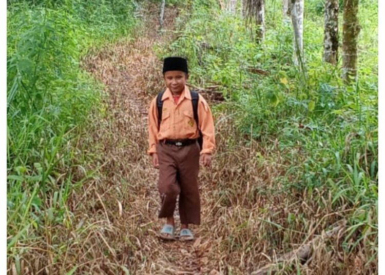 Agusnardi, setiap hari harus berjalan kaki sepanjang empat kilometer untuk menempuh madrasah tepencil di Kabupaten Humbahas.(Satunusantara news/HO-Humas Kanwil Kemenag Sumut).